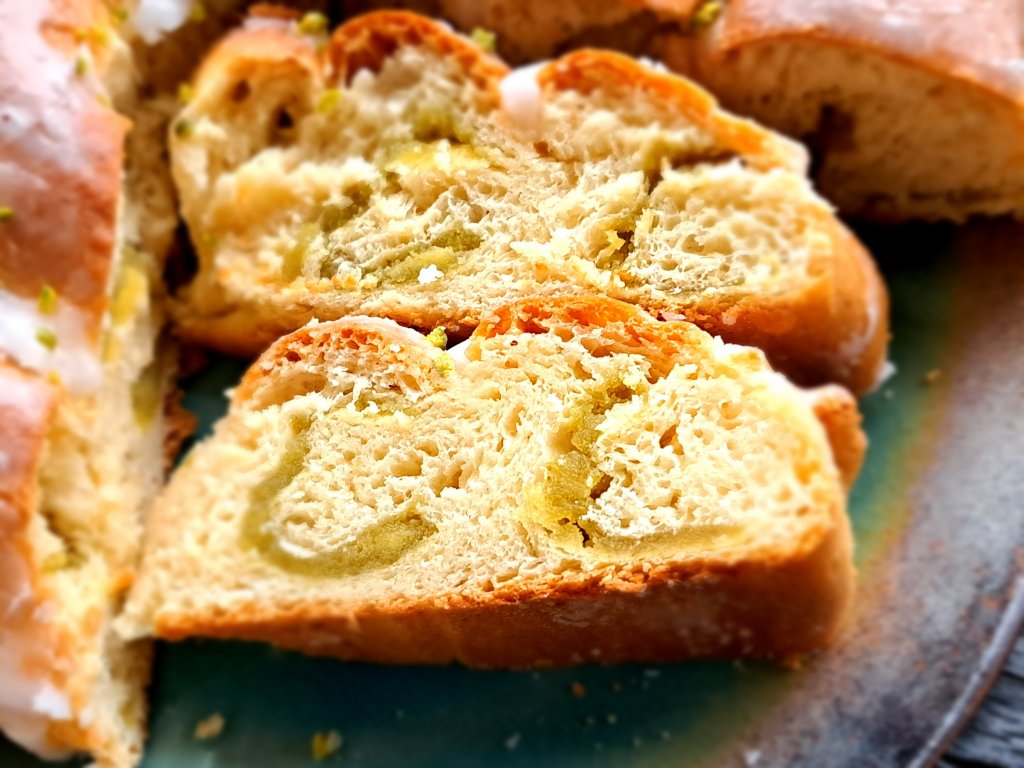 Много лесен и сочен козунак с марципан 