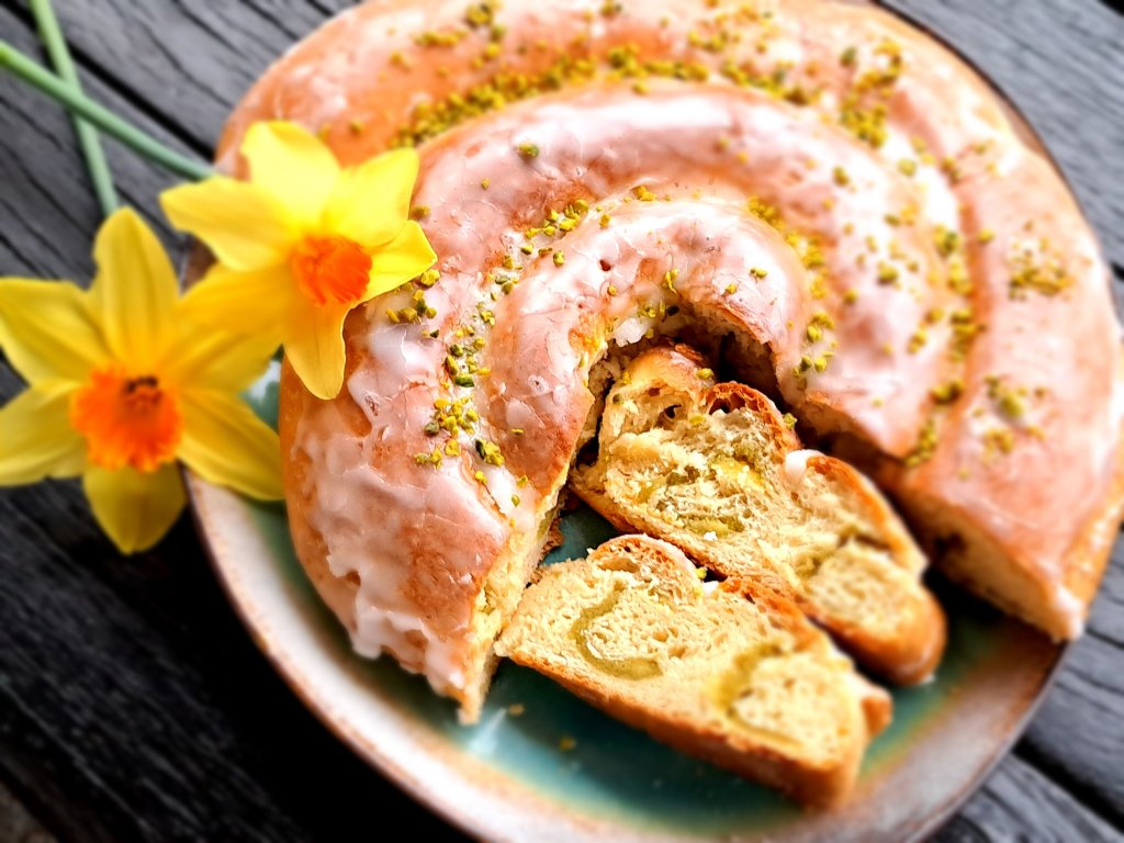 Много лесен и сочен козунак с марципан 