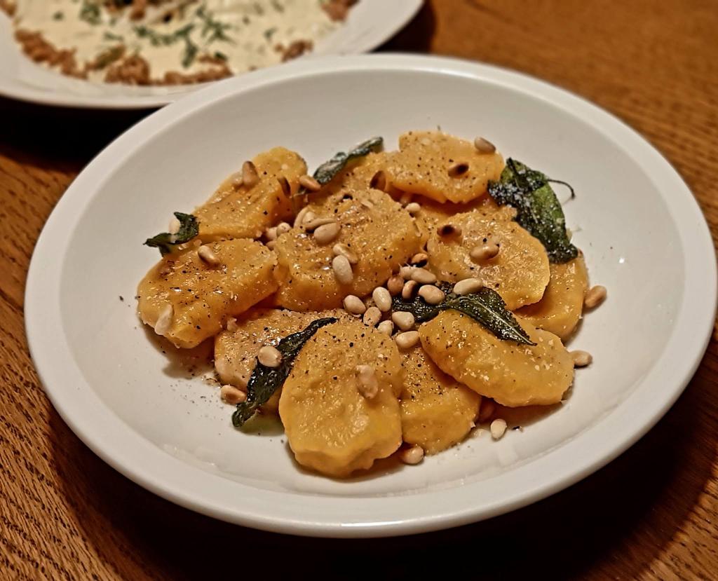 НЬОКИ С ТИКВА И АРОМАТНО МАСЛО СЪС САЛВИЯ Kürbisgnocchi mit&nbsp;Salbeibutter