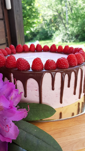 ШОКОЛАДОВА ТОРТА С МАЛИНОВ МУС И СВЕЖИ&nbsp;МАЛИНИ