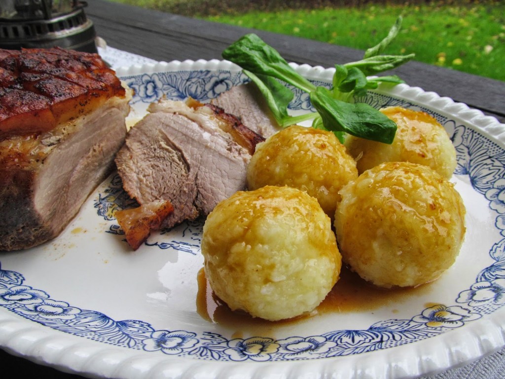 ПЕЧЕНО СВИНСКО МЕСО С ХРУПКАВА КОЖИЧКА И КНЕДЛИ ОТ КАРТОФЕНО&nbsp;ТЕСТО