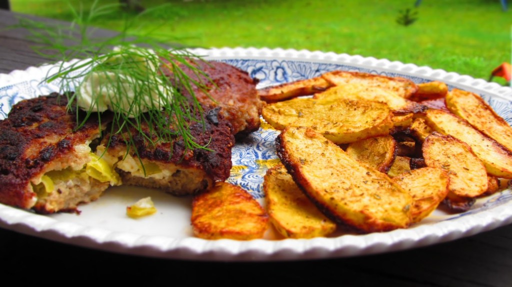 ПЪЛНЕНО КЮФТЕ И КАРТОФКИ С РИГАН ЗА&nbsp;ГАРНИТУРА