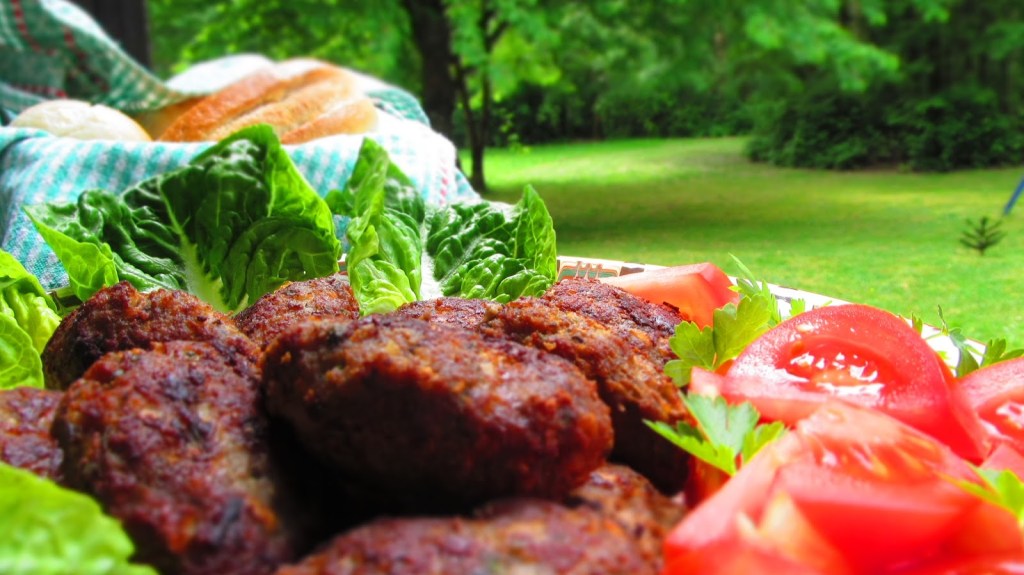 НАЙ-ОБИКНОВЕННИ ПЪРЖЕНИ КЮФТЕТА С БИЛКОВ ВКУС, С ДЪХ НА БАЛКАНА,С ДЪХ НА ЯМБОЛ И ОЩЕ&nbsp;НЕЩО…