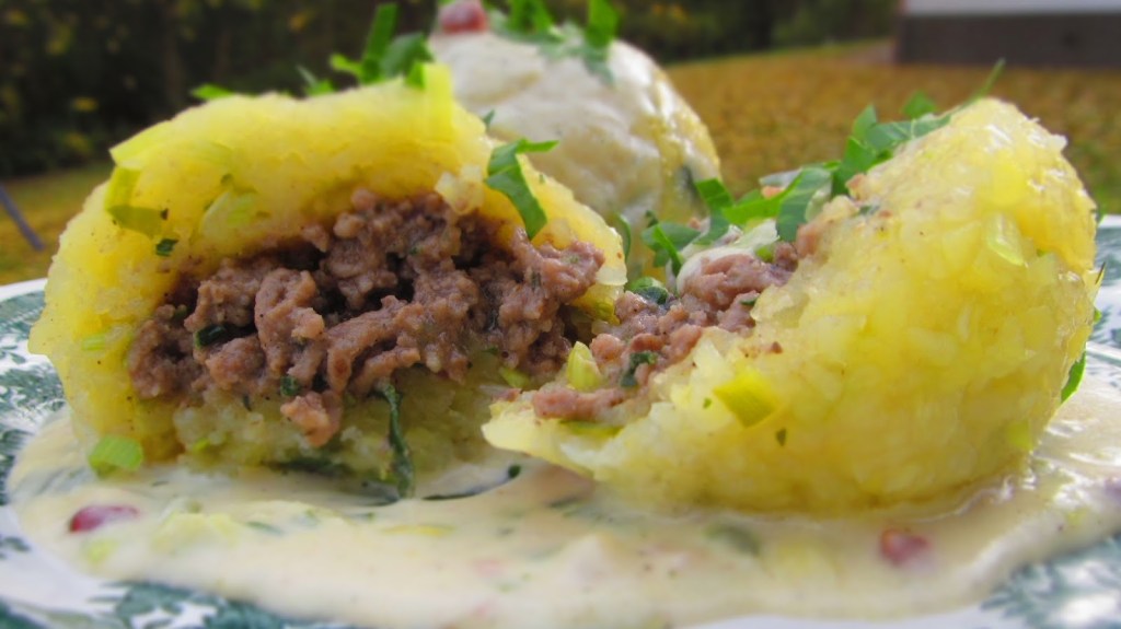 Пълнени картофени топки със сметанов сос и праз лук – Gefüllte&nbsp;Grumbiereklees