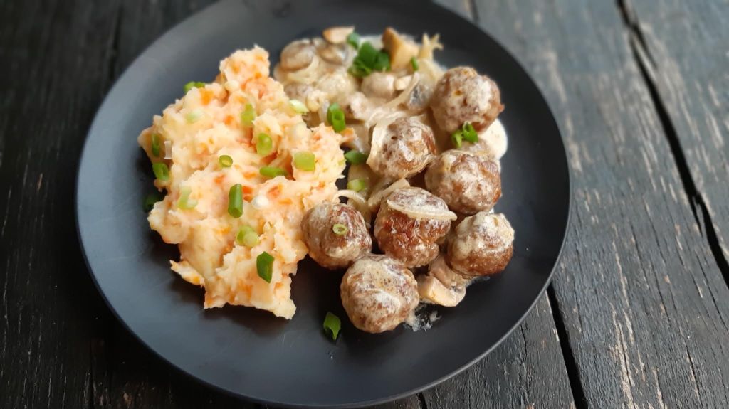 МИНИ КЮФТЕНЦА С ЧЕДЪР, НАМАЧКАНИ ЗЕЛЕНЧУЦИ И ГЪБЕН&nbsp;СОС