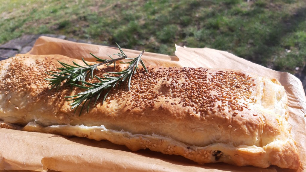 ЩРУДЕЛ С ГЪБИ, СПАНАК И СИРЕНЕ&nbsp;БРИ