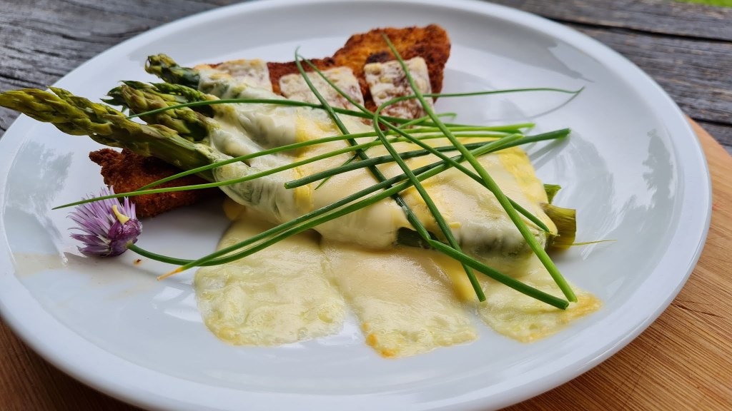 ШНИЦЕЛ С АСПЕРЖИ И ХОЛАНДСКИ&nbsp;СОС