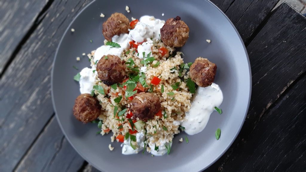 МИНИ КЮФТЕНЦА С БУЛГУРЕНА САЛАТА И МЕНТОВ СОС С КИСЕЛО&nbsp;МЛЯКО