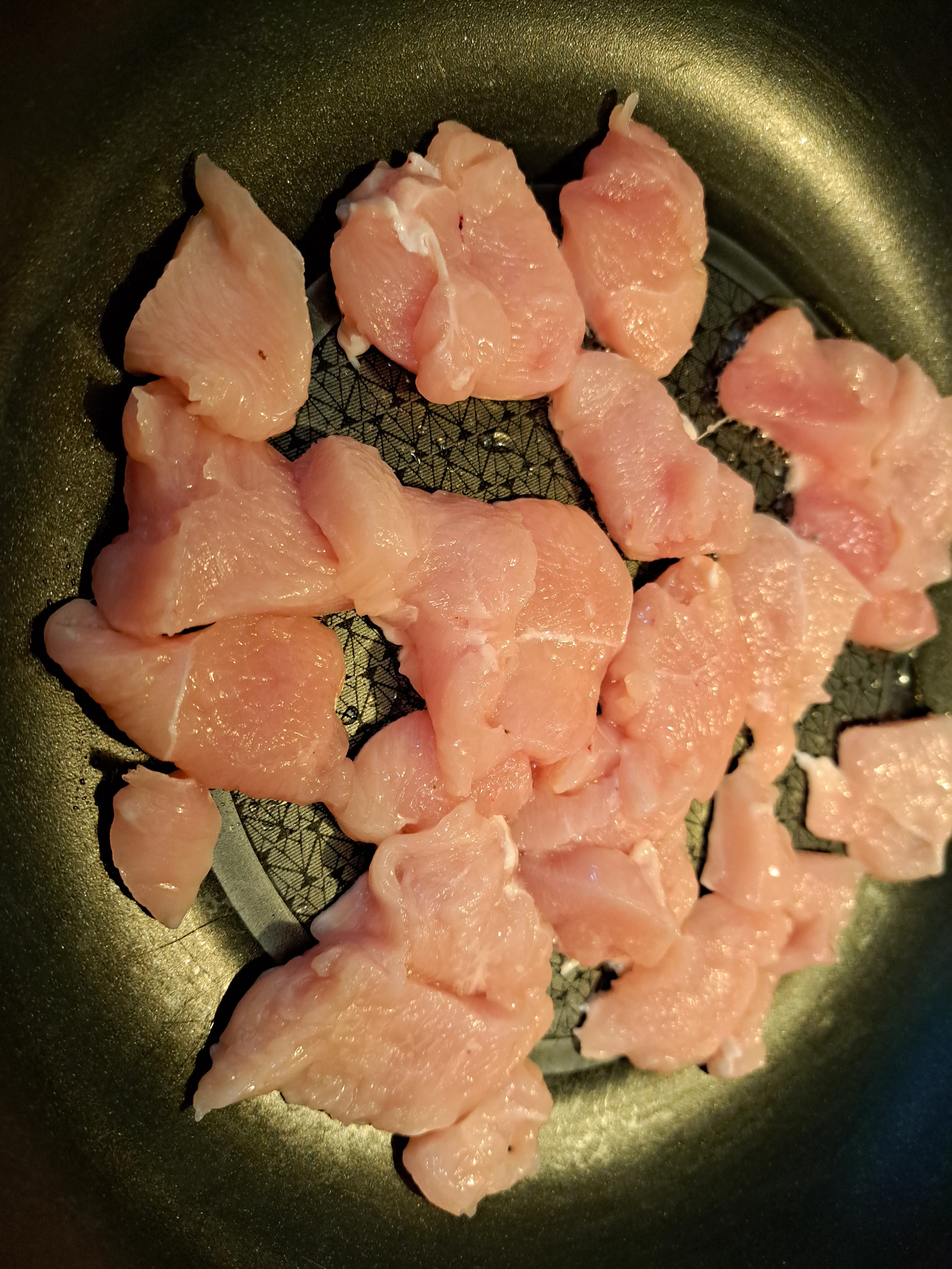 Ухае на...Пилешки жулиени в сос от гъби и ябълки, върху канапе от прясно шпецле