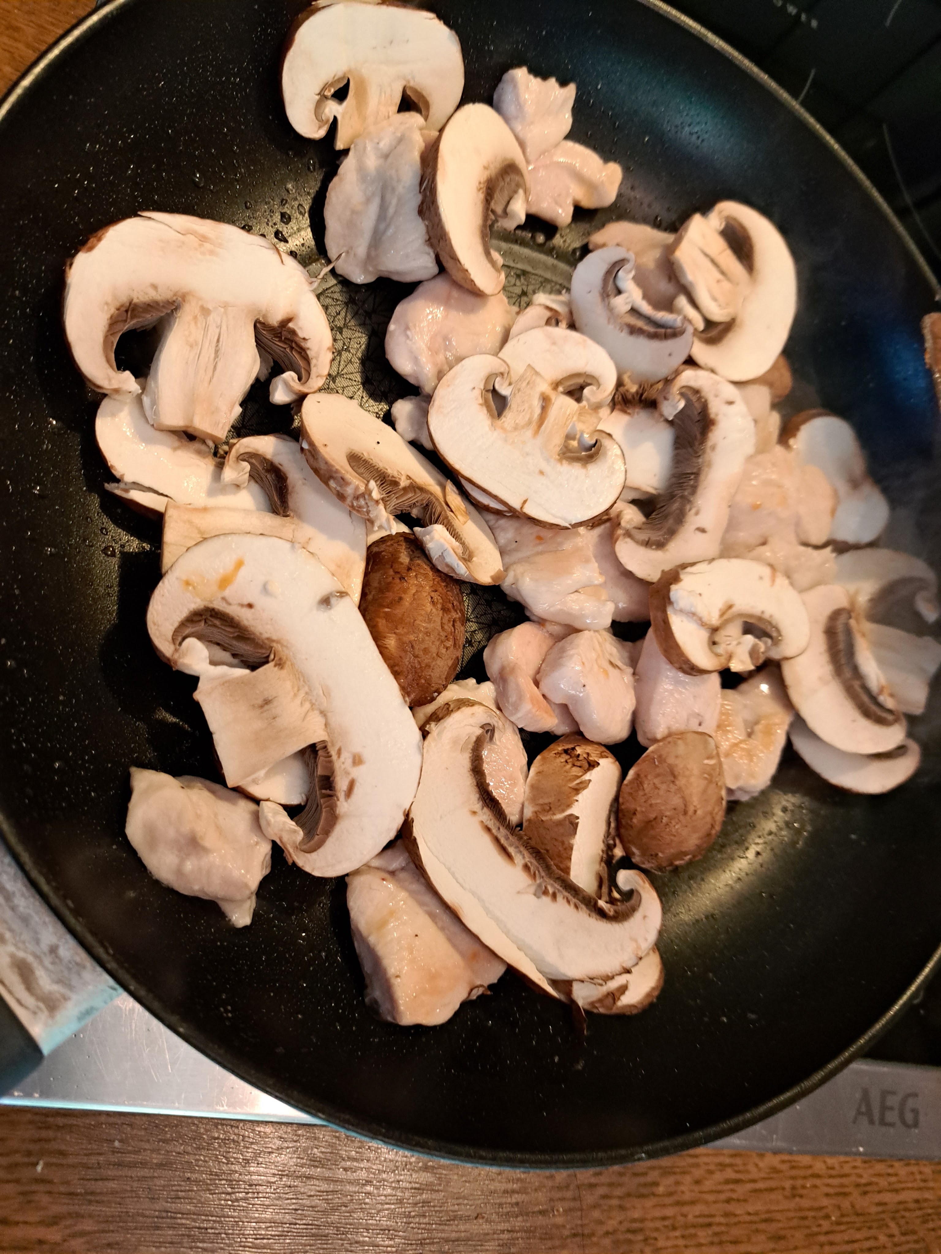 Ухае на...Пилешки жулиени в сос от гъби и ябълки, върху канапе от прясно шпецле