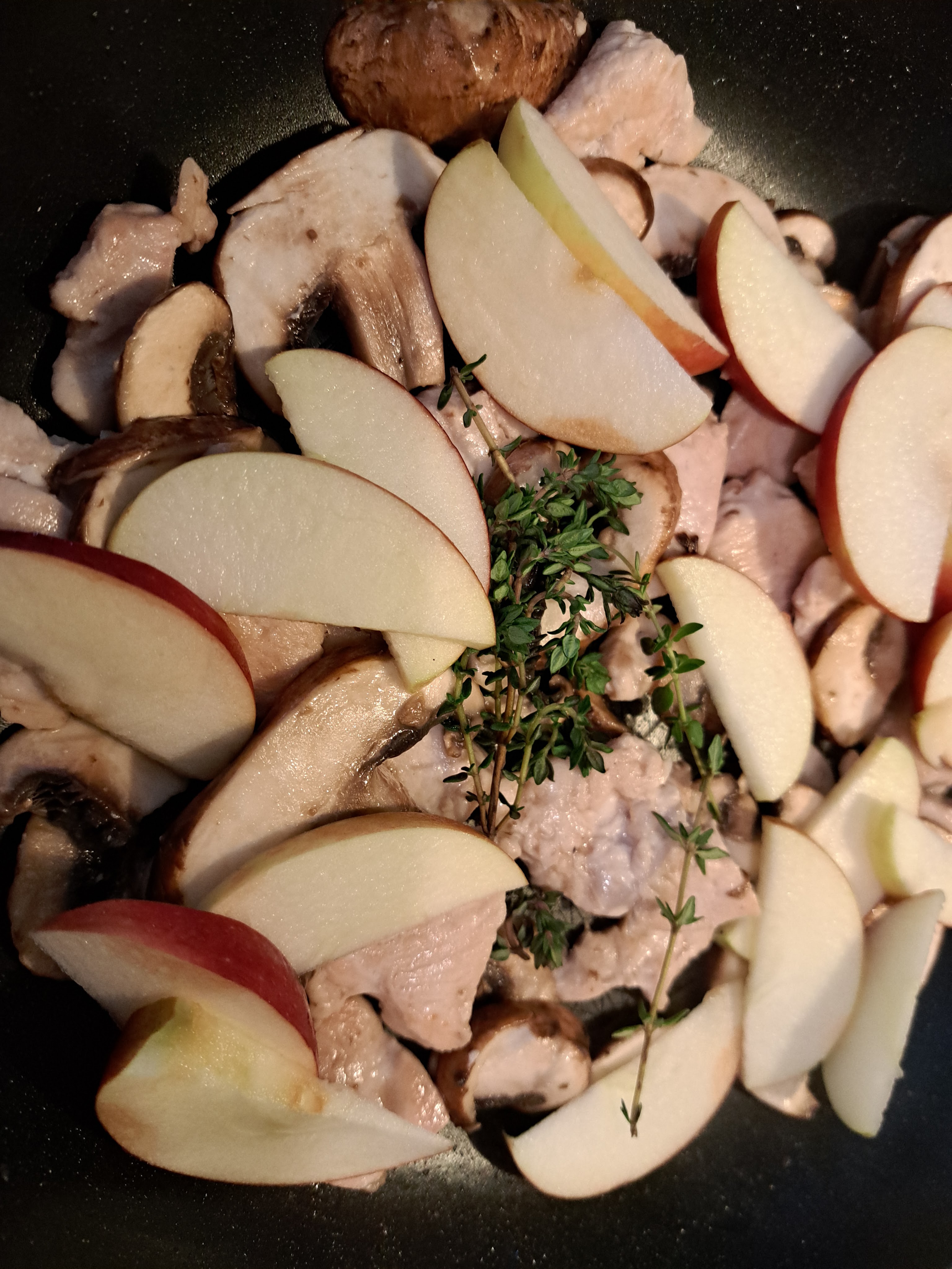 Ухае на...Пилешки жулиени в сос от гъби и ябълки, върху канапе от прясно шпецле