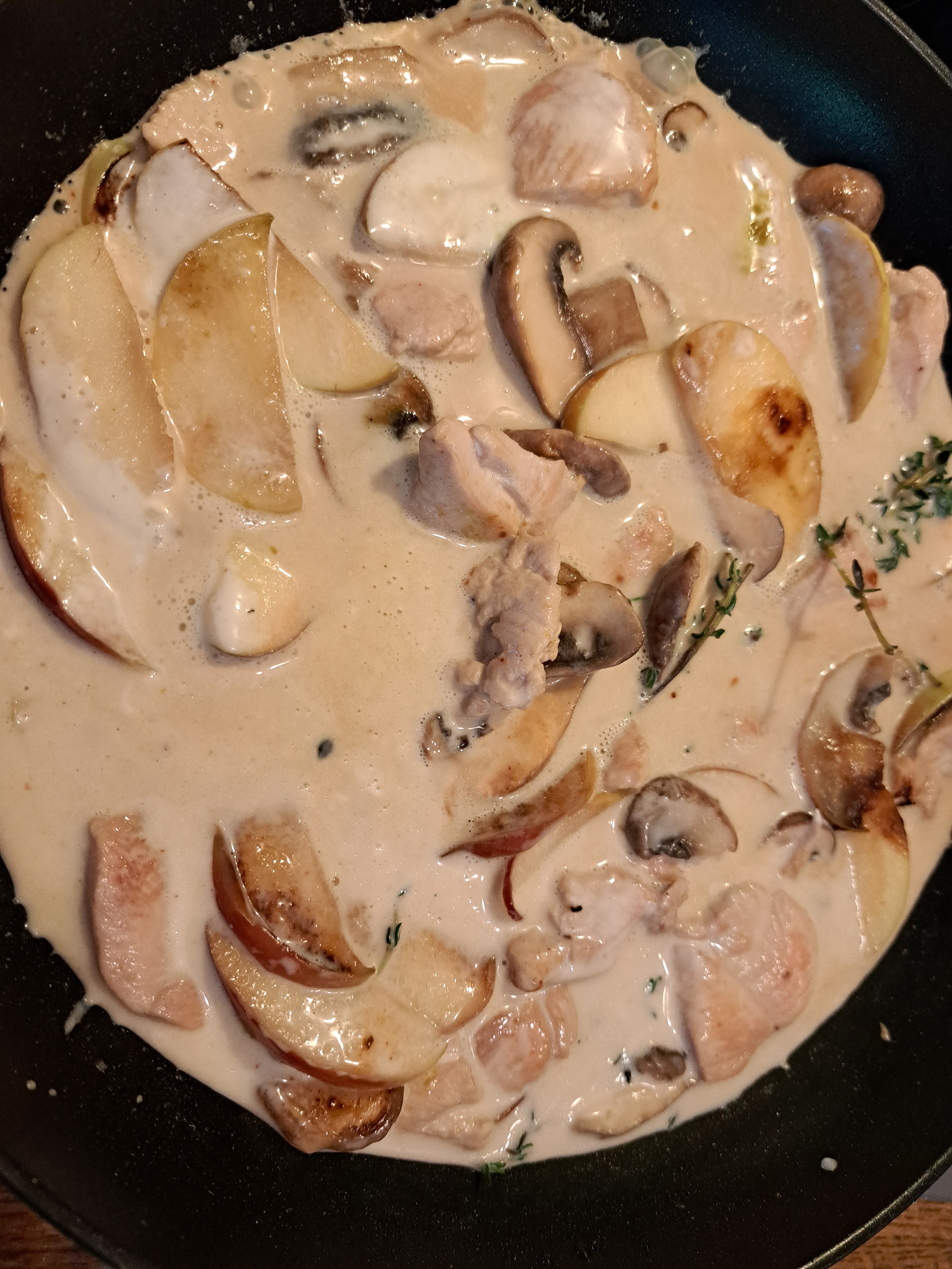 Ухае на...Пилешки жулиени в сос от гъби и ябълки, върху канапе от прясно шпецле