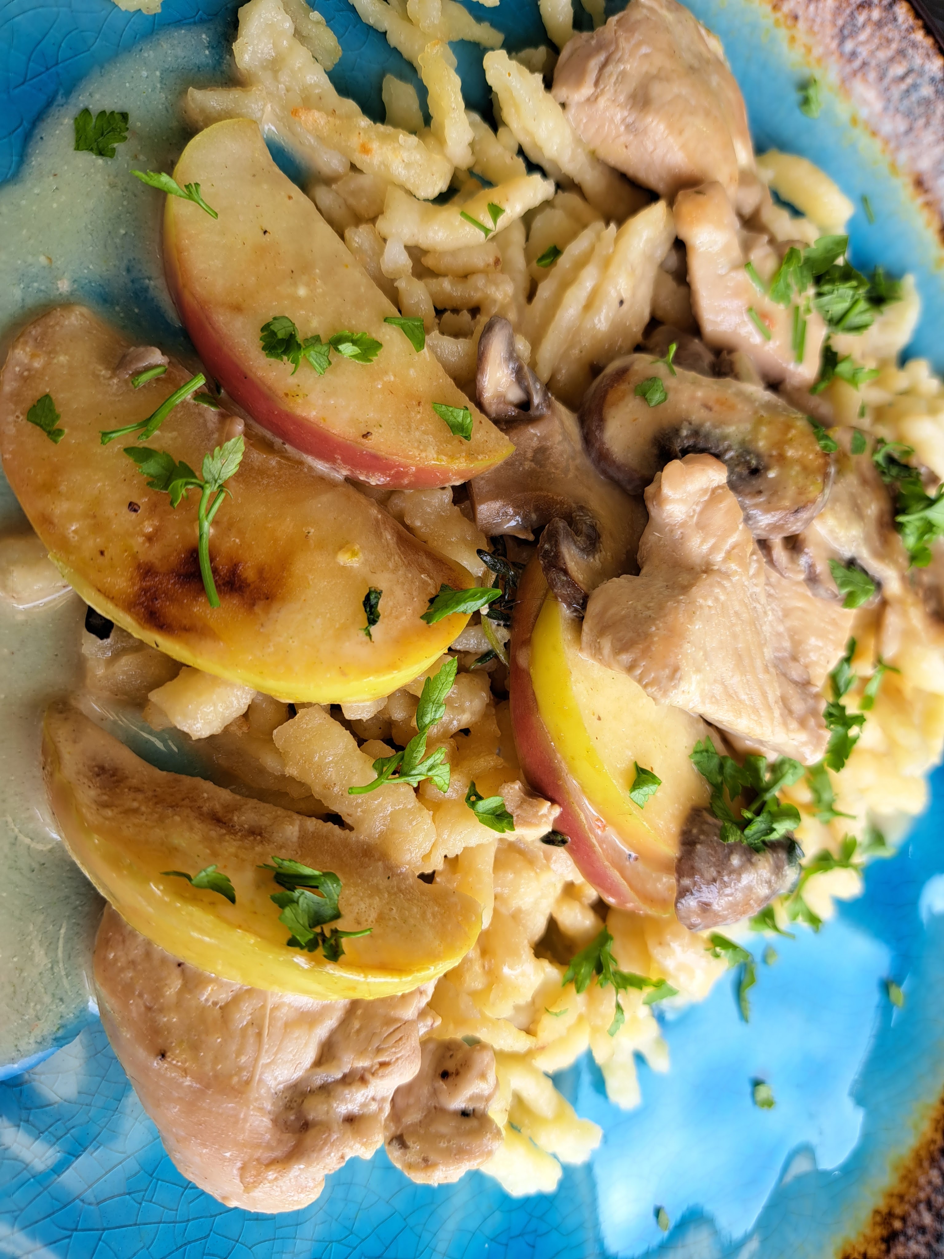 Ухае на...Пилешки жулиени в сос от гъби и ябълки, върху канапе от прясно шпецле