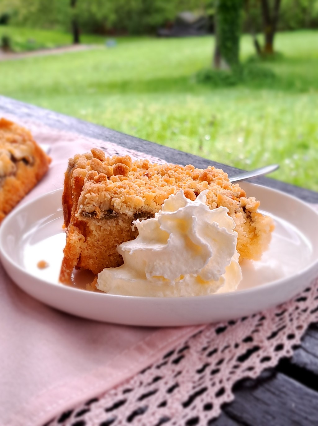 Сладкиш с ревен и хрупкави трохички Rhabarber-Streusel-Kuchen