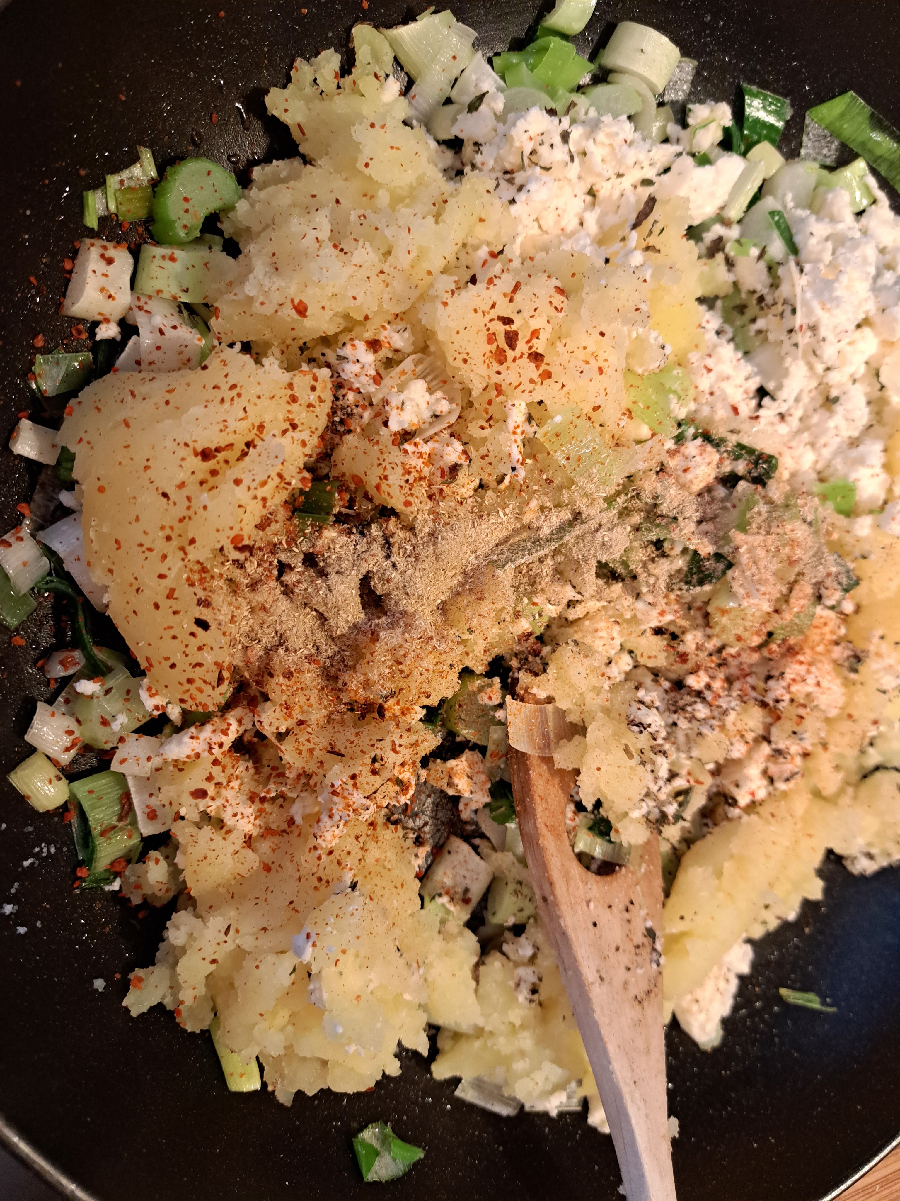 Ухае на.... PATATESLI ÇITIR ÇITIR BÖREK Хрупкави, въртяни на чаша бюреци с картофи и праз лук