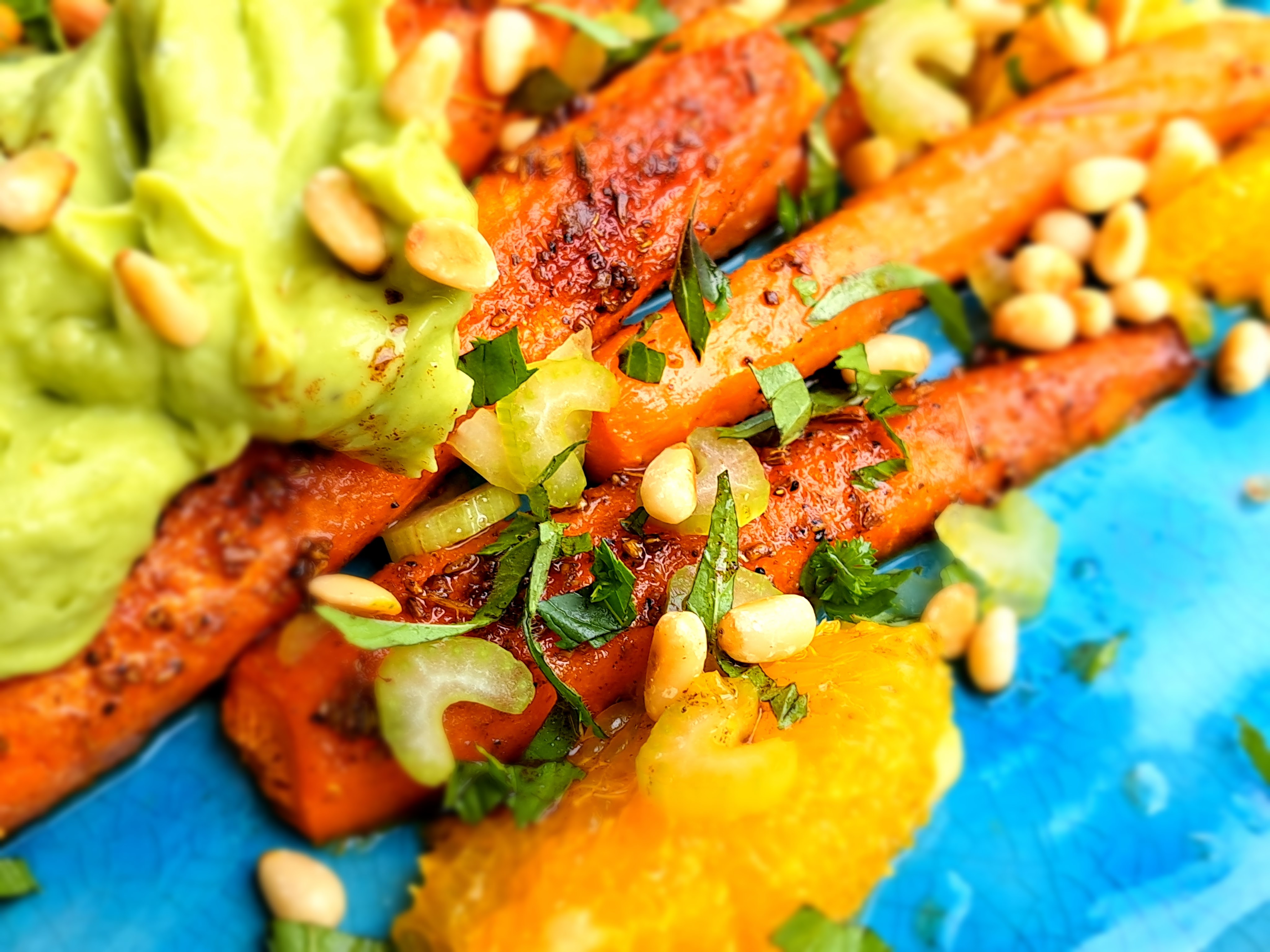 Ухае на... Печени моркови с мус от авокадо Geröstete Möhren mit Avocado-Mus