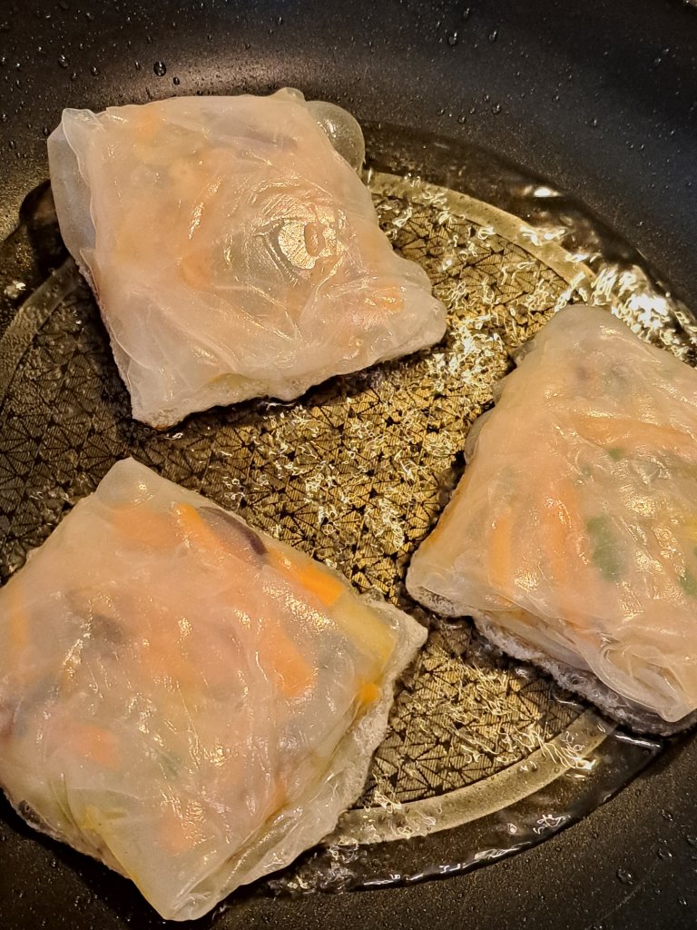 Ухае на... Reispapier Dumplings Пакетчета от оризови кори с фъстъчено-соев сос