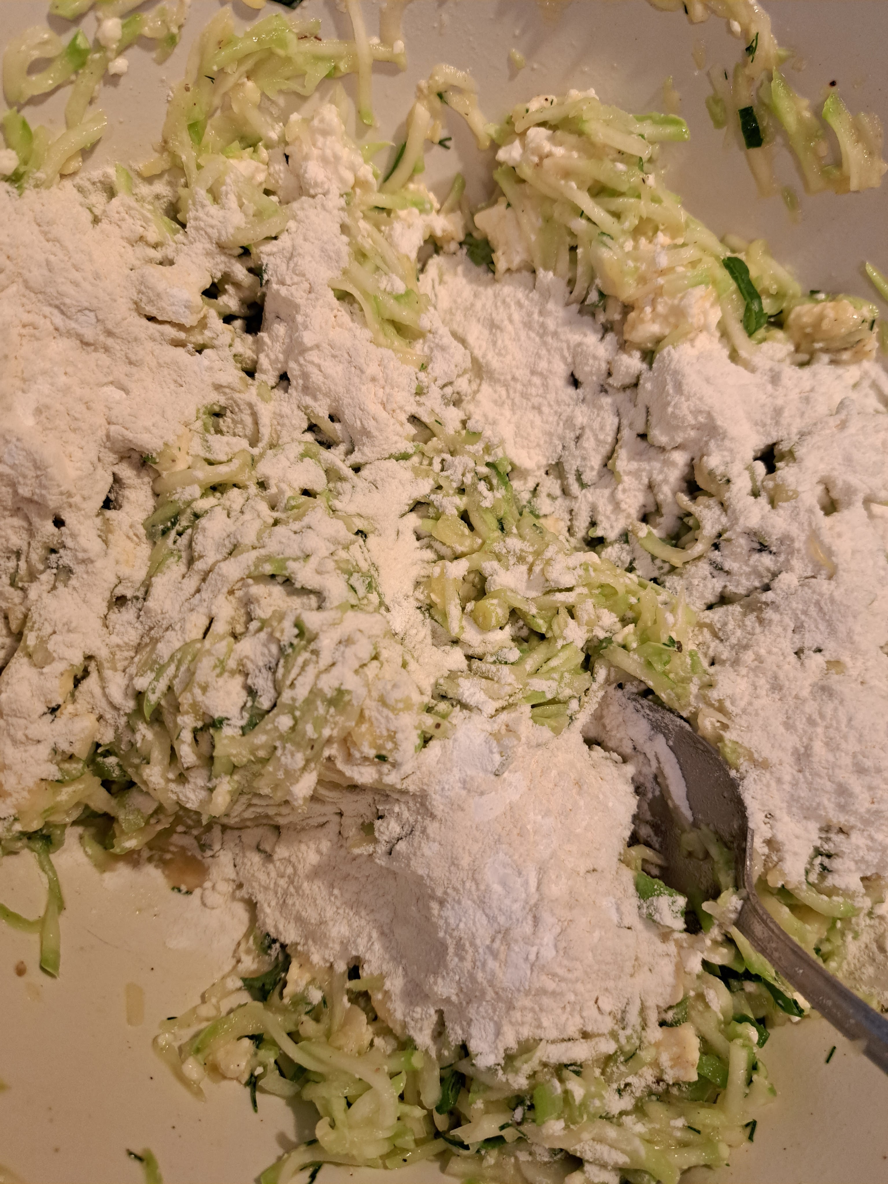 Ухае на... Mücver - Zucchinipuffer - палачинки (пуфери) с тиквички