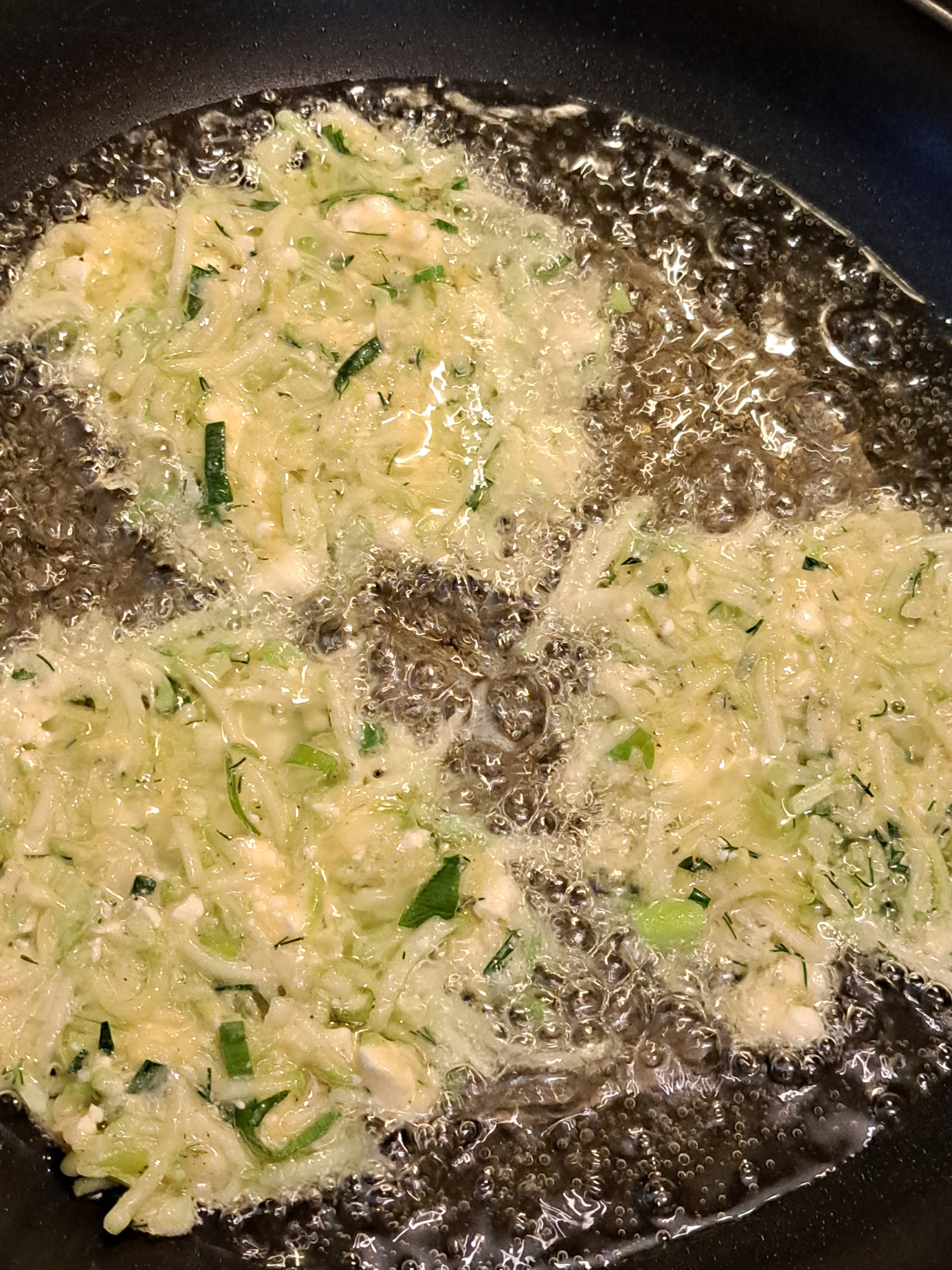 Ухае на... Mücver - Zucchinipuffer - палачинки (пуфери) с тиквички