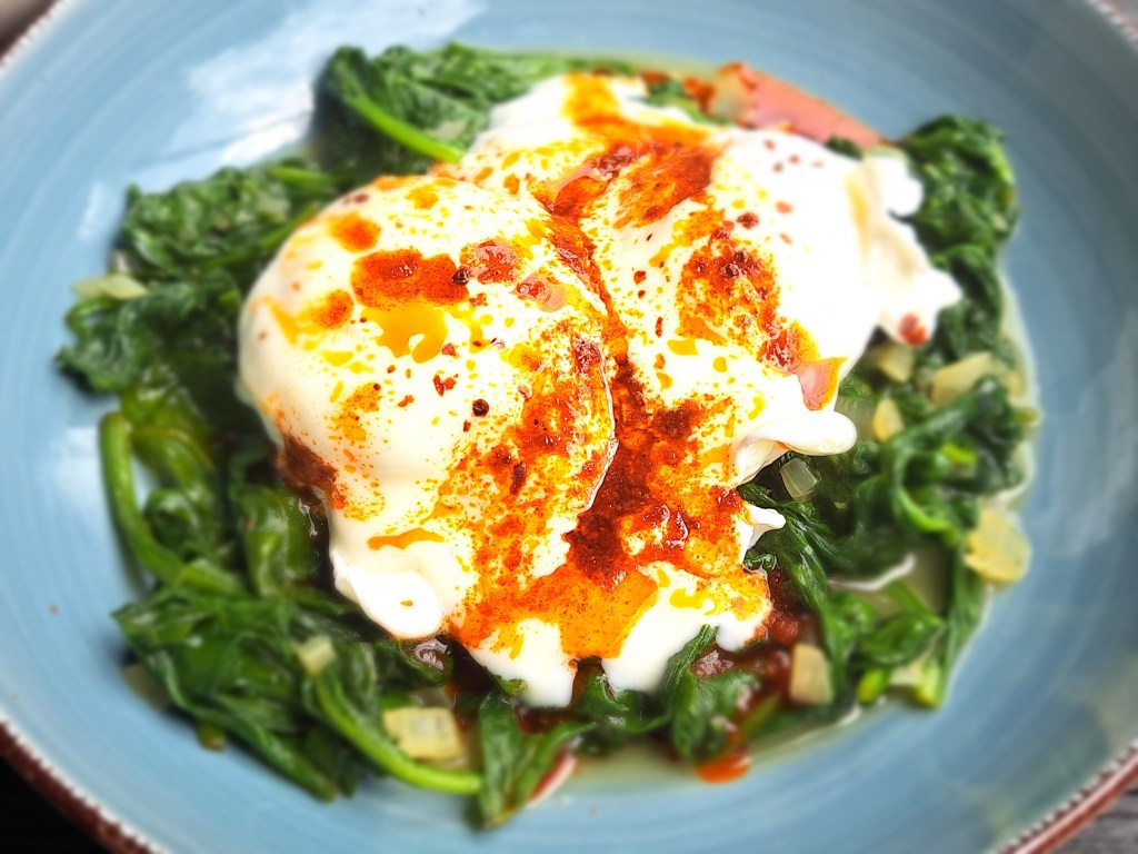 Ispanakli Çilbir Поширани яйца със&nbsp;спанак