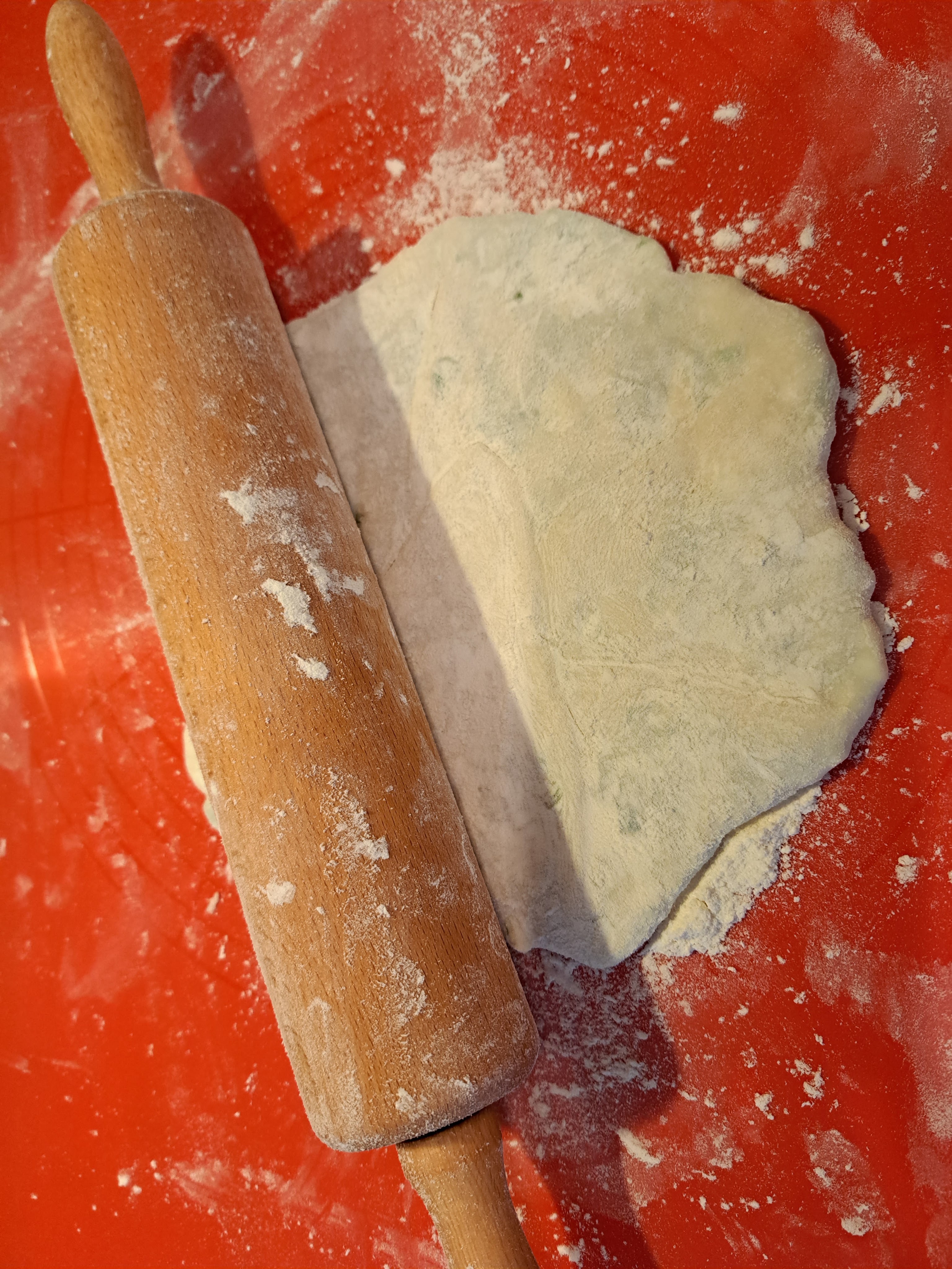 Ухае на... Молдовски плосък хляб с лапад или спанак, Плачинди з щавелем, Moldawisches Fladebrot mit Käse und Spinat