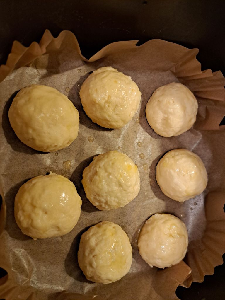 Ухае на... Бухти с извара в AirFryer Quarklbällchen aus der Heißluftfritteuse