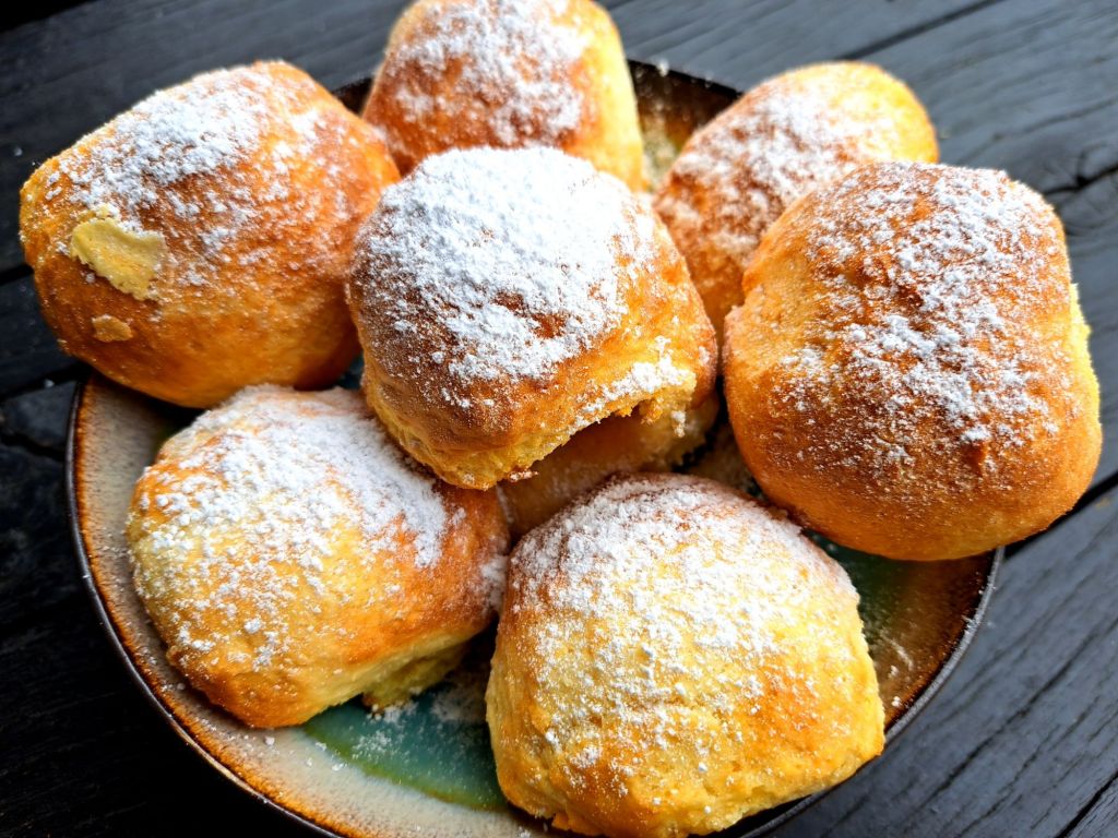 Ухае на... Бухти с извара в AirFryer Quarklbällchen aus der Heißluftfritteuse