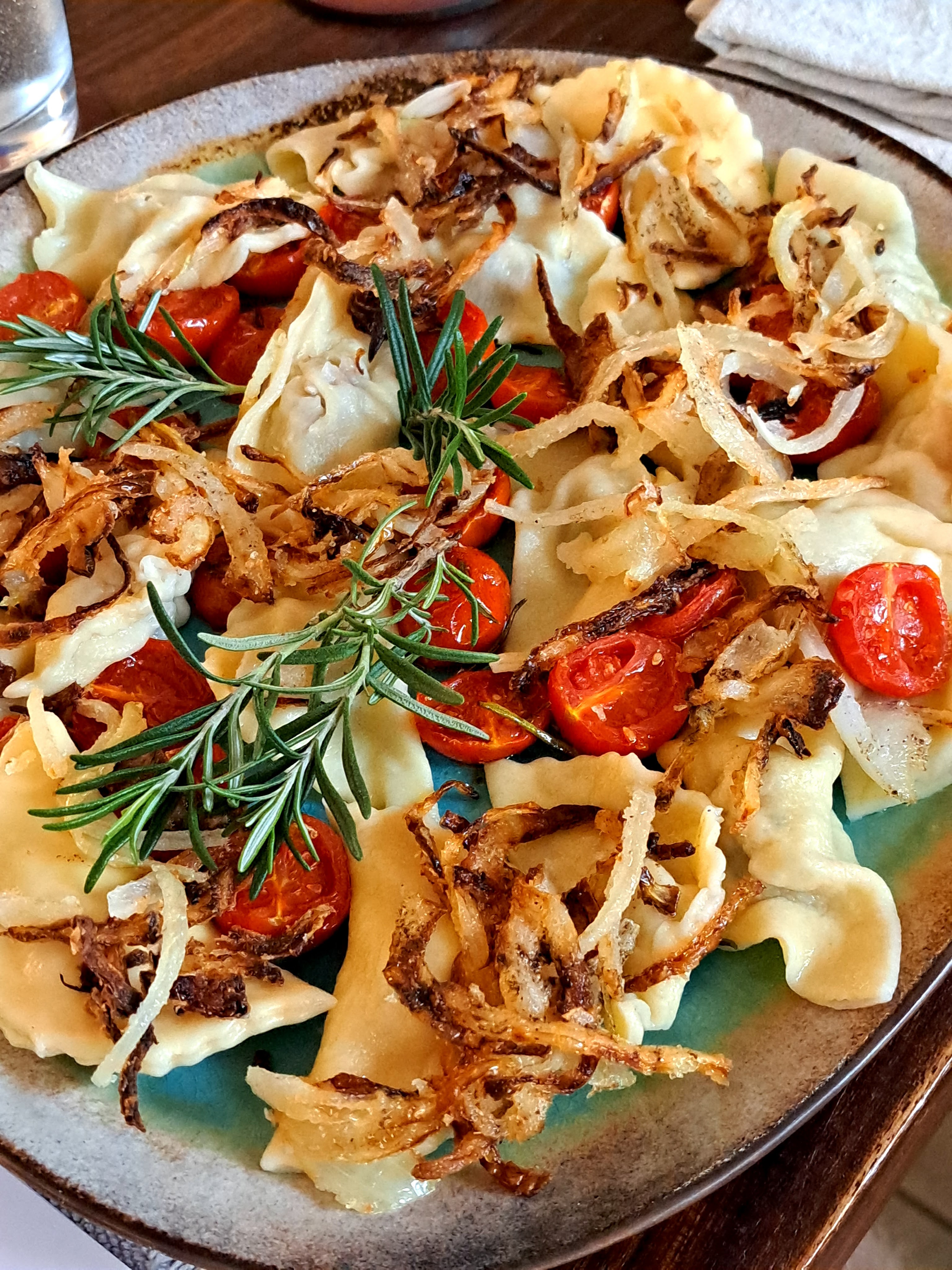 Ухае на... Полумесеци - равиоли с месо и печени домати Halbmonde mit Fleisch & gebackenen Tomaten