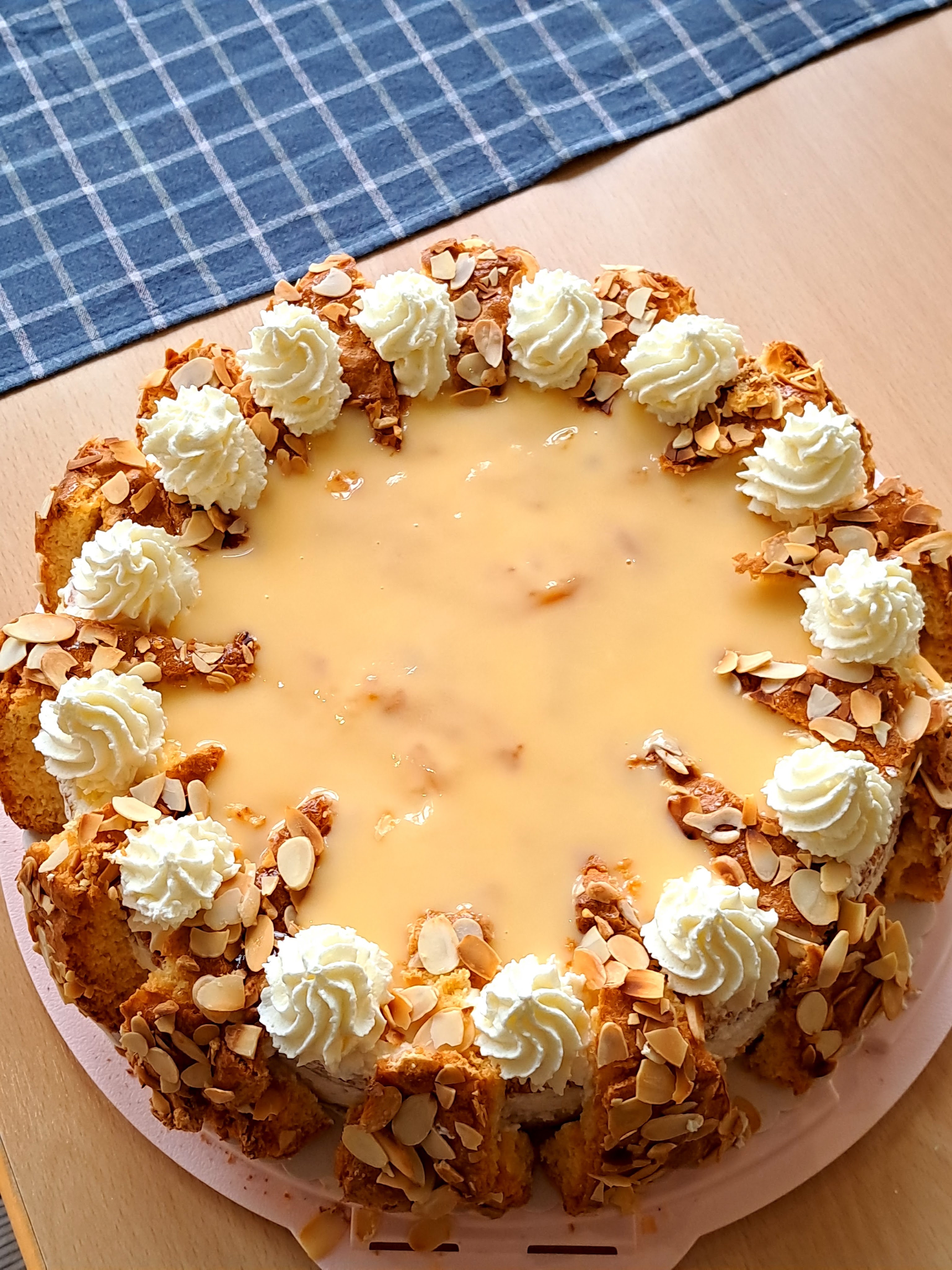 Ухае на... Празнична торта с крем боровинки Ostertorte mit Heidelbeercreme
