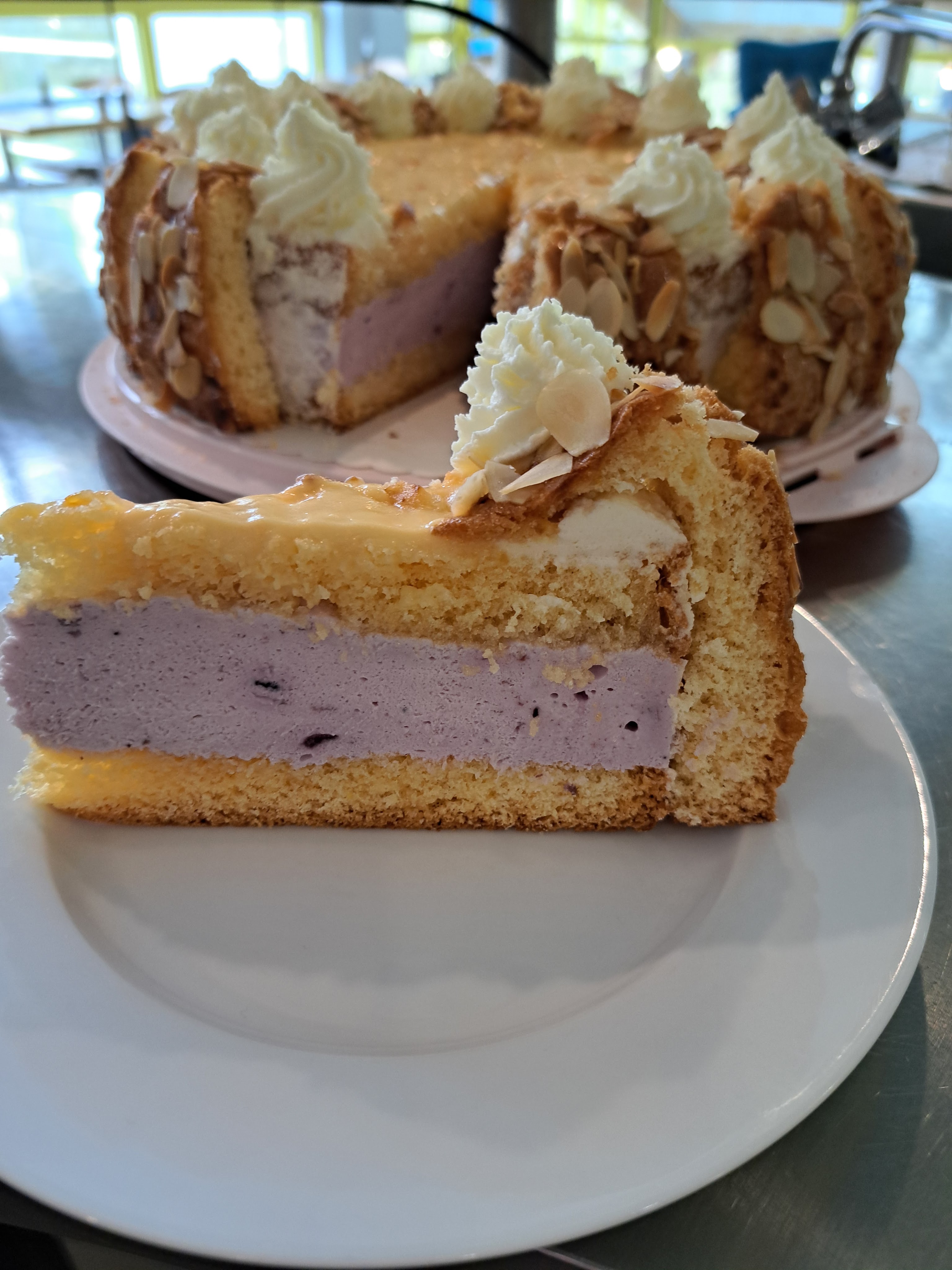 Ухае на... Празнична торта с крем боровинки Ostertorte mit Heidelbeercreme