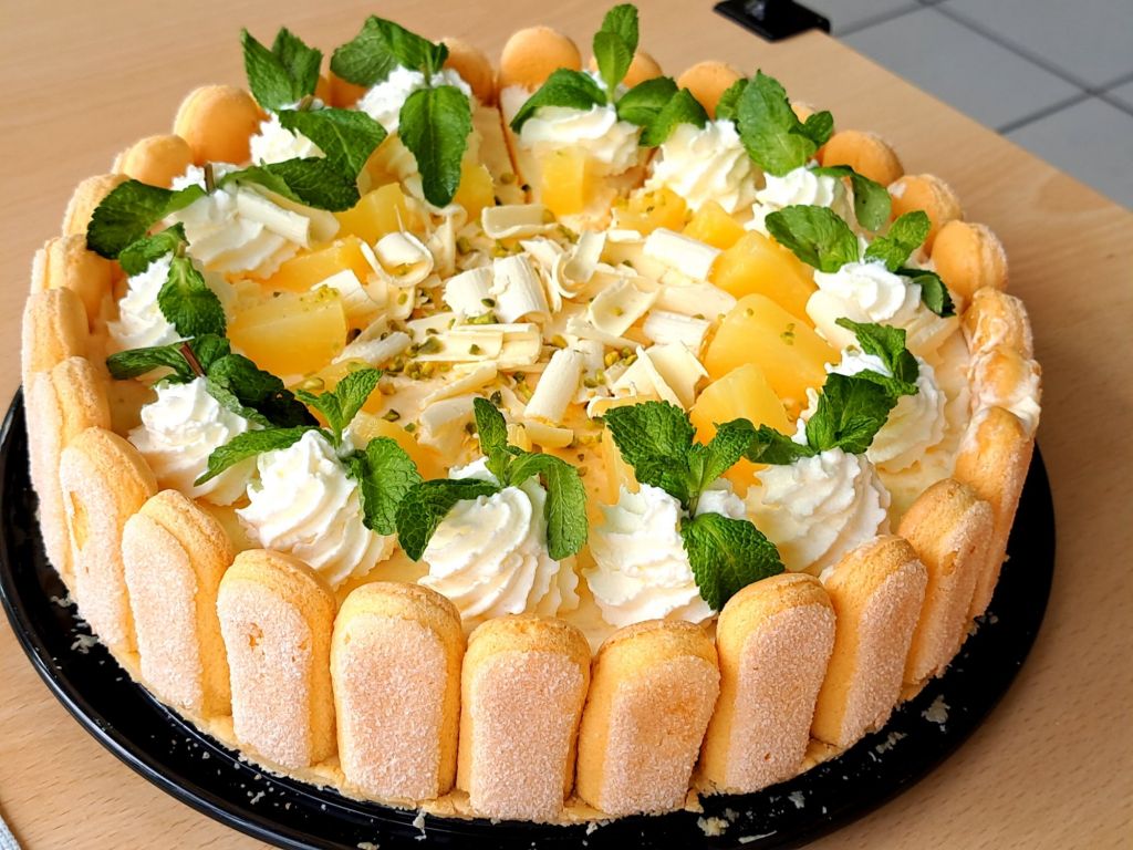 Ухае на... Торта Шарлота с ананас Ananas Scharlotte