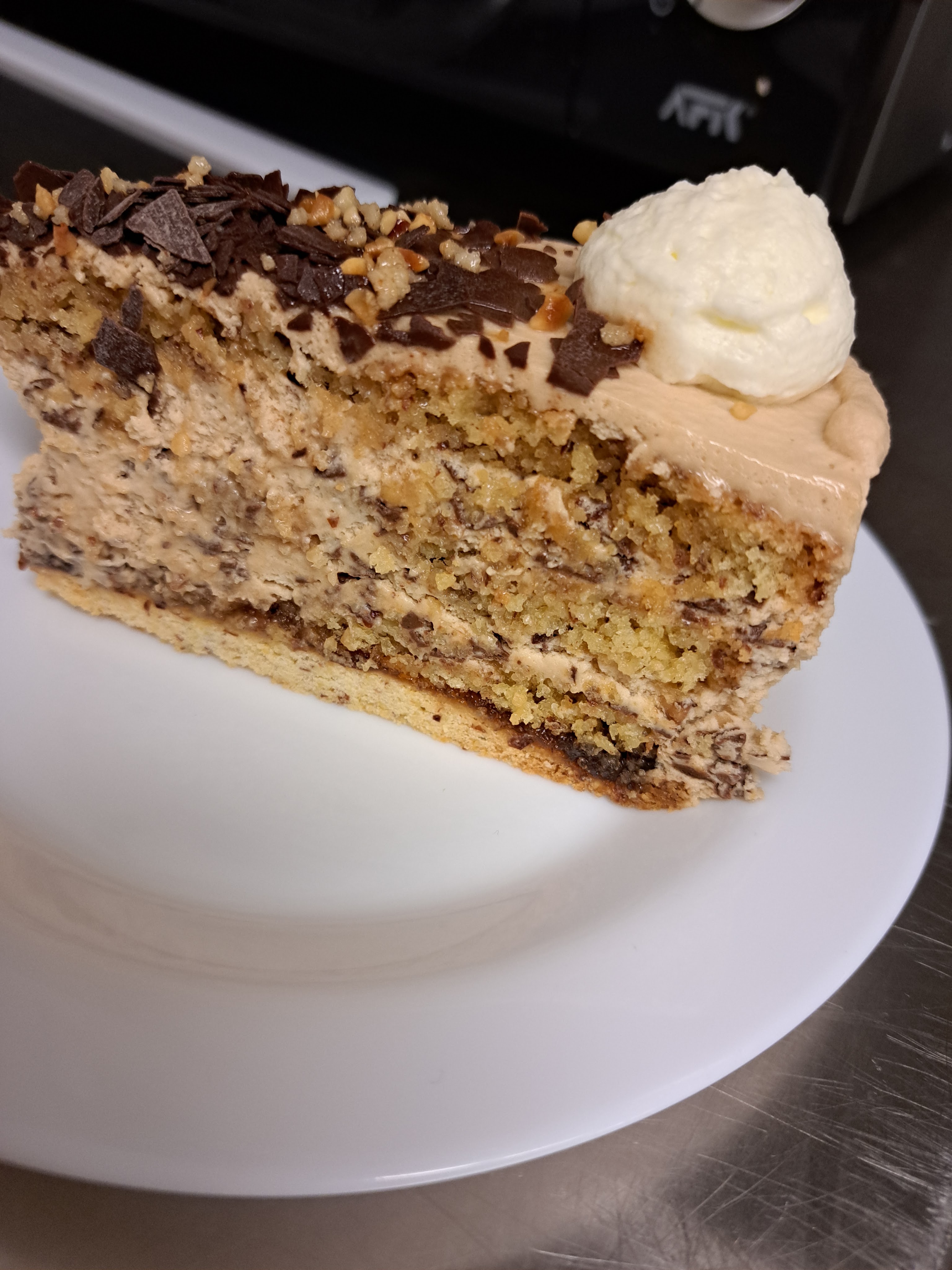 Ухае на.... Торта с уиски, сметана, бадеми и крокант