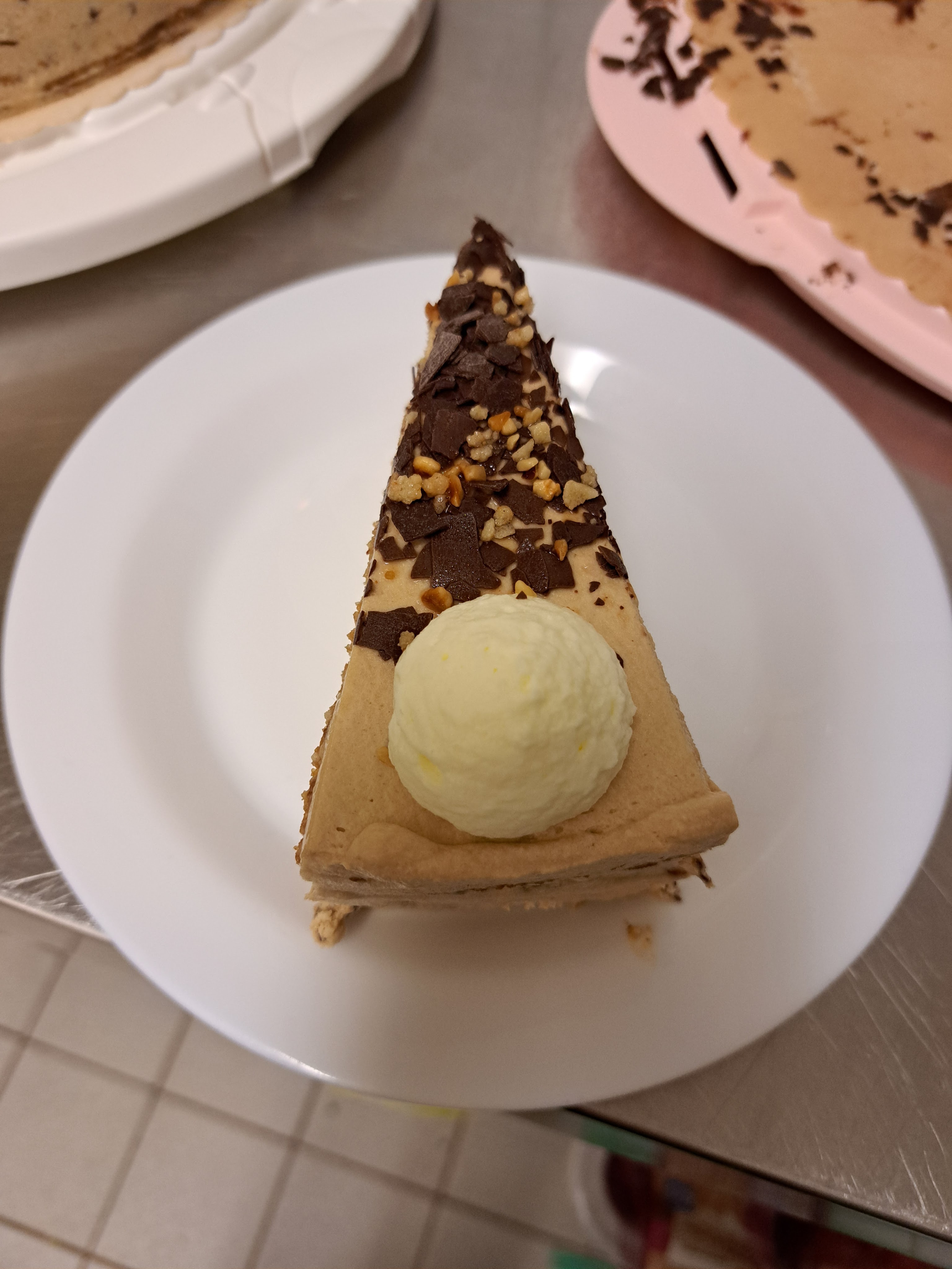 Ухае на.... Торта с уиски, сметана, бадеми и крокант