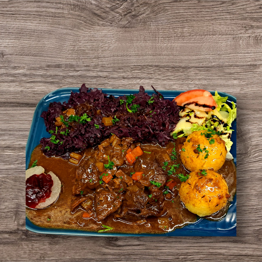 Традиционен гулаш от еленско месо с червено зеле&nbsp;Hirschgulasch