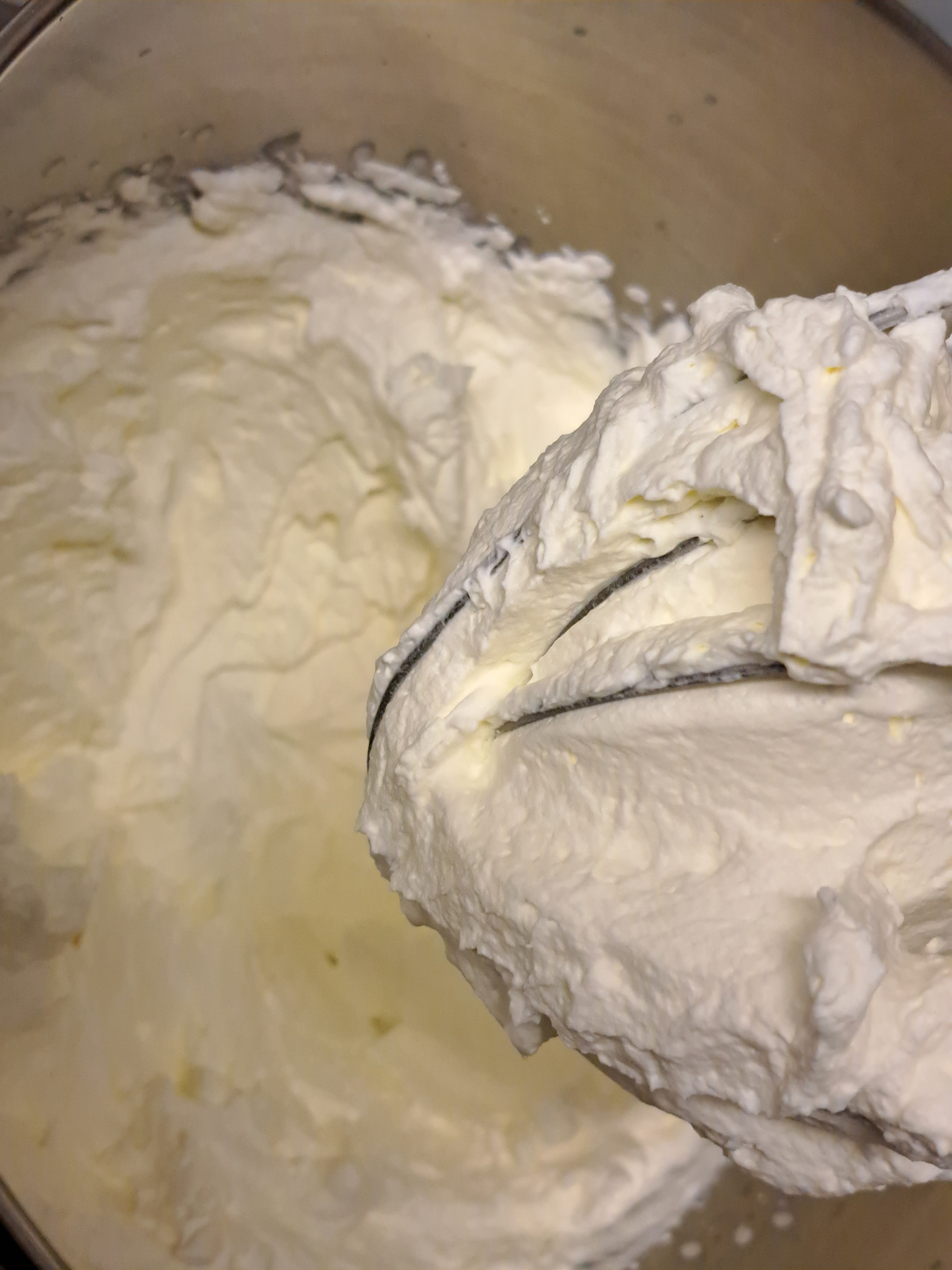 Ухае на... Коледна торта със спекулациус, извара и боровинки Weihnachtliche Käsesahnetorte