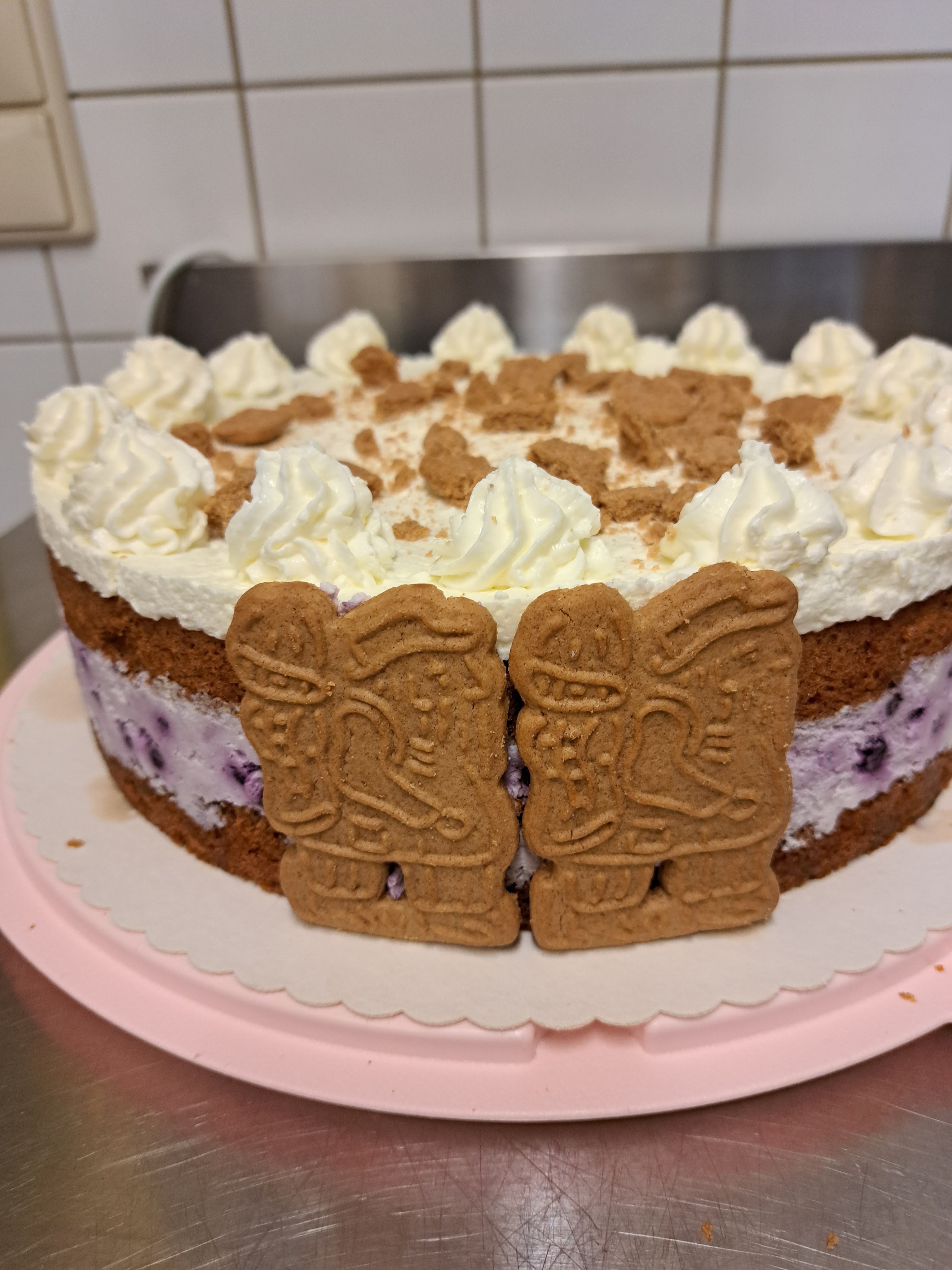 Ухае на... Коледна торта със спекулациус, извара и боровинки Weihnachtliche Käsesahnetorte