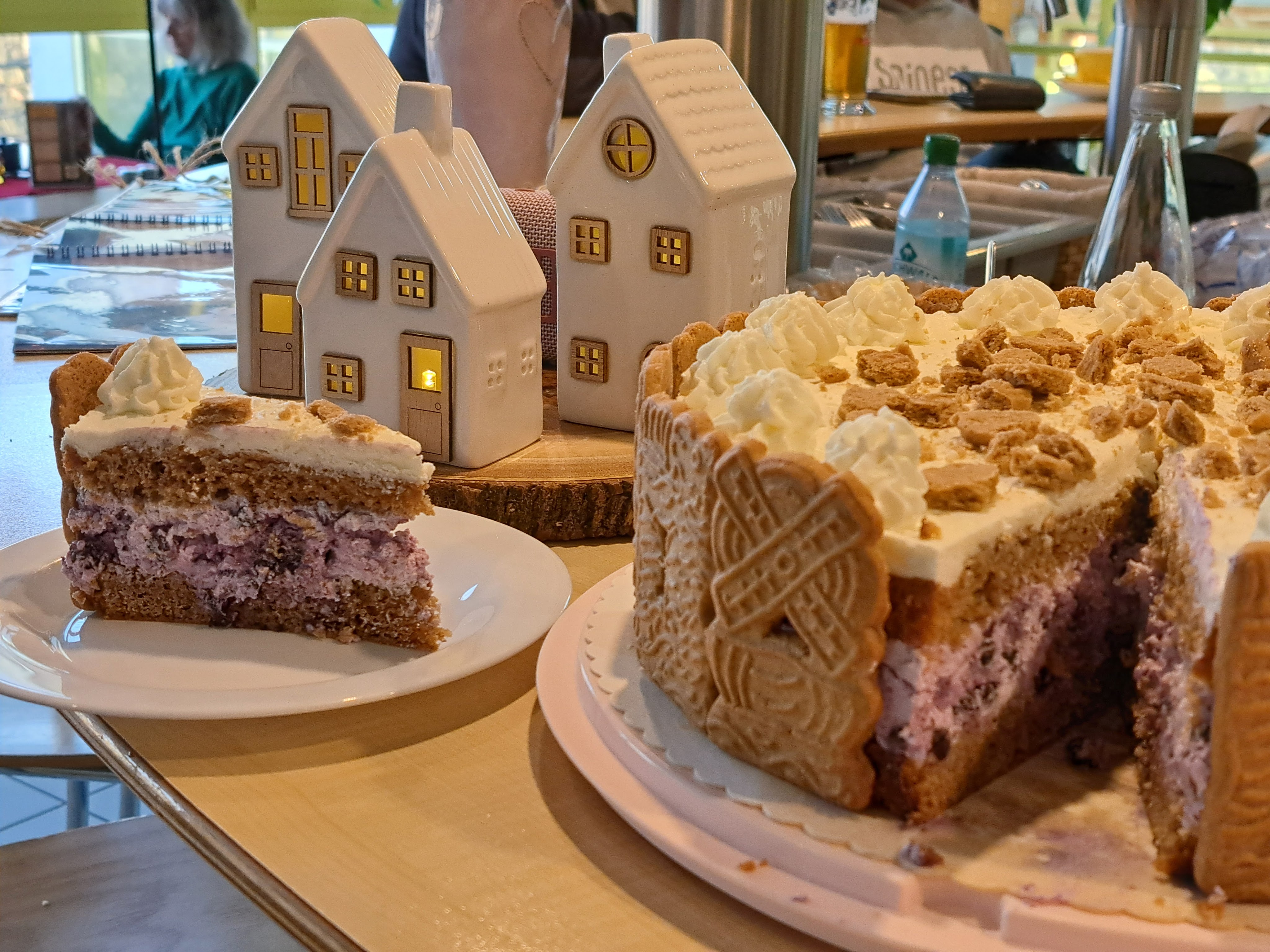 Ухае на... Коледна торта със спекулациус, извара и боровинки Weihnachtliche Käsesahnetorte