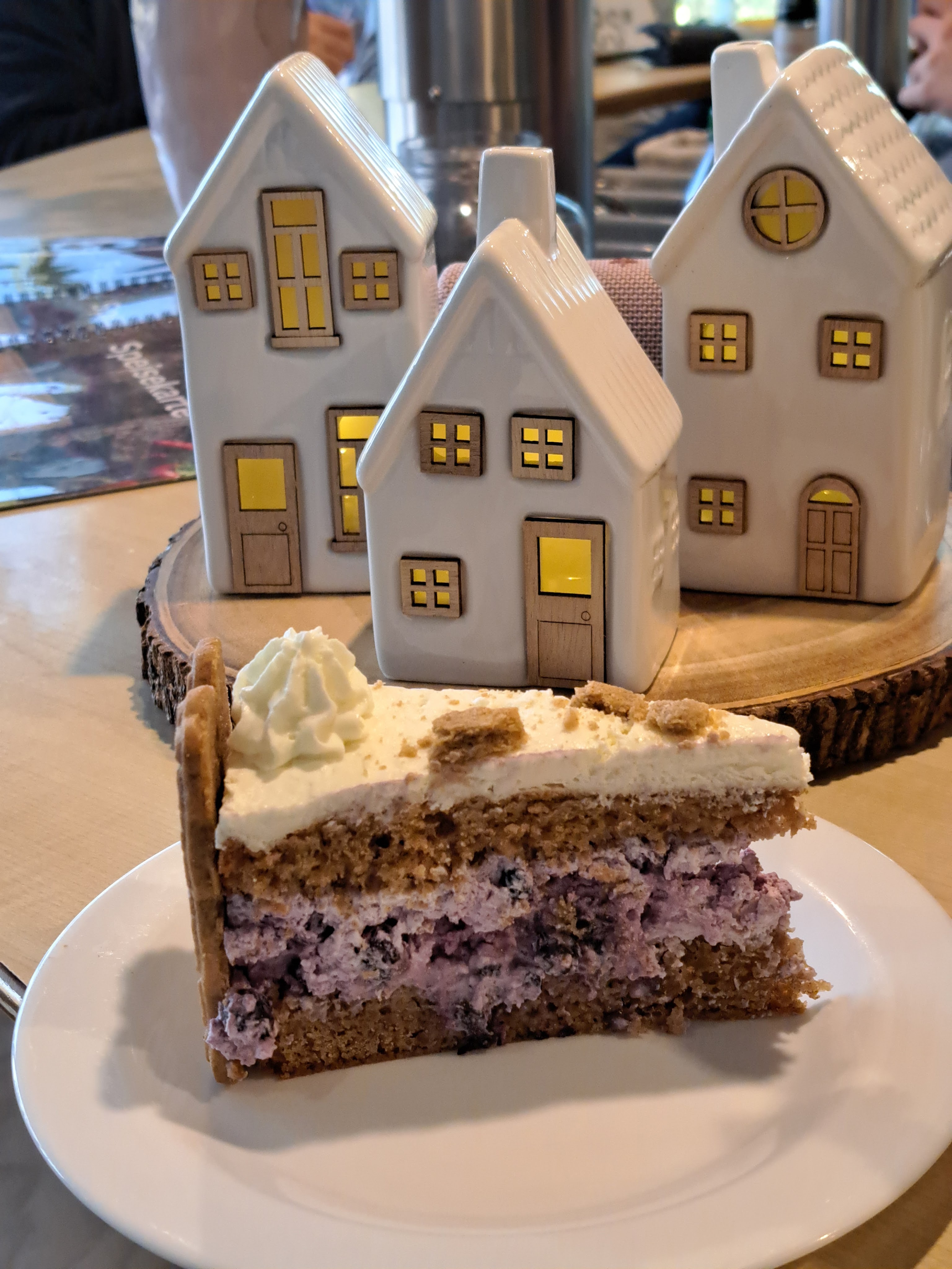 Ухае на... Коледна торта със спекулациус, извара и боровинки Weihnachtliche Käsesahnetorte